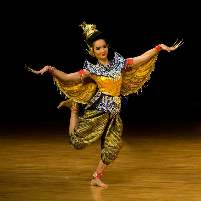 Thưởng thức vũ điệu truyền thống Thái Lan