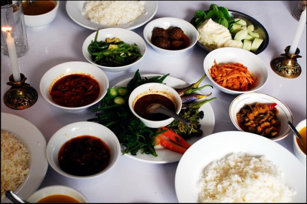 Phong cách ăn uống trên bàn ăn của Myanmar
