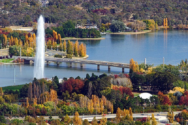 Hồ Burley Griffin với cột nước cao 147m