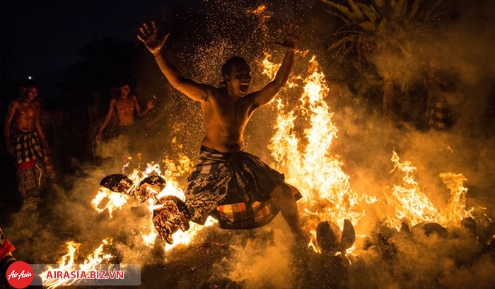 Lễ hội ném lửa Mesabatan Api